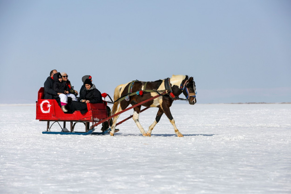 Atrakcija za turiste Vožnja kočijama ili biciklom po zaleđenom jezeru