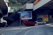 Automobil izleteo sa puta, pa se zakucao u semafor i prevrnuo: Udes u Beogradu (VIDEO)