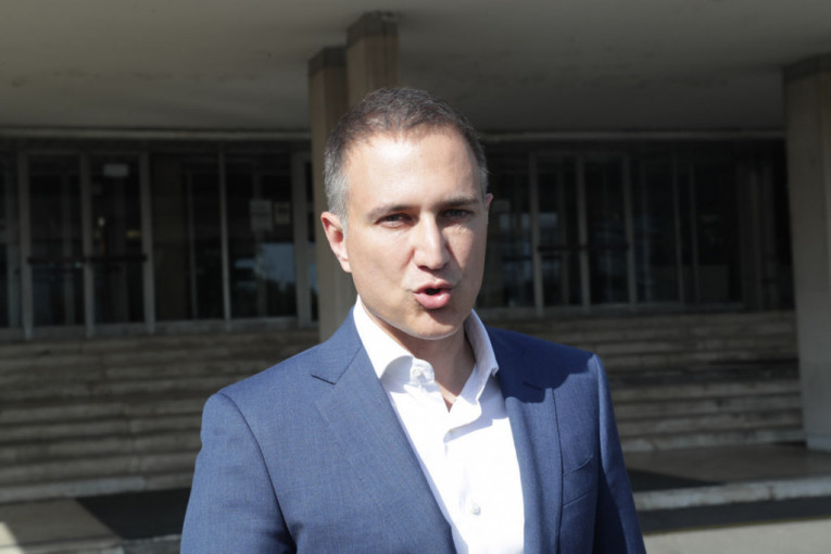 Stefanović pobegao od novinara 24sedam: Nije hteo da odgovori na pitanja (VIDEO)
