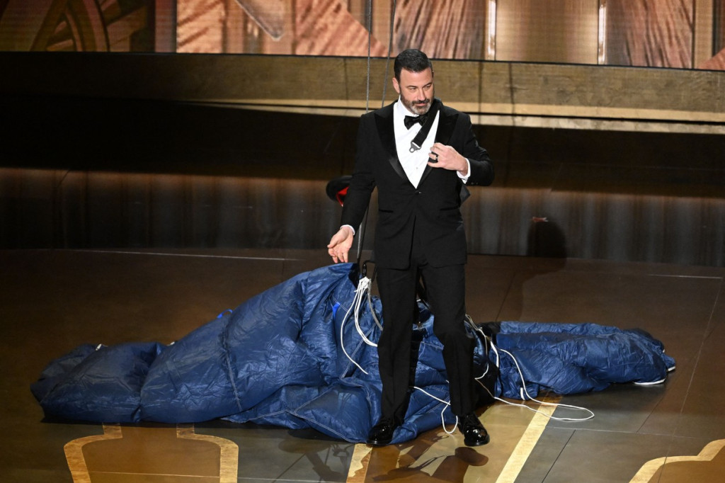 Domaćin Oskara Džimi Kimel sleteo padobranom na scenu! Kad su čuli šta je imao da kaže, plesači ga isterali napolje (FOTO)