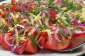 Paradajz salata koju danas morate da napravite - idealna za roštiljsko meso, a preliv od senfa joj daje poseban ukus (VIDEO)