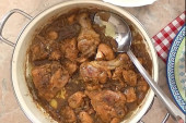 Recept dana: Dinstana piletina sa lukom na starinski način, ukusna i sočna sa saftom u koji možete umočiti