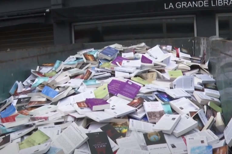 Na deponiji u Nici završilo 60 tona knjiga: Velika knjižara bankrotirala, novi vlasnik izbacio sve da raščisti prostor (VIDEO)