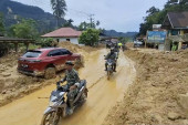 U poplavama i klizištima u Indoneziji stradalo 19 ljudi: Spasioci na teškom zadatku zbog blokiranih puteva
