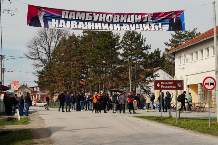 Gužva od ranog jutra u Pambukovici: Meštani spremili doček za Vučića, prvi predsednik posle rata koji je ovde dolazio! (FOTO)