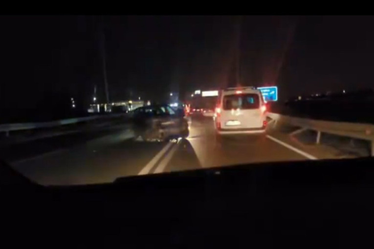 Sudarili se autobus i automobil na Ibarskoj! Povređeni dete i žena (VIDEO)