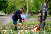 Šapić položio venac na spomenik Milici Rakić: Nikada ne smemo zaboraviti nevine žrtve bombardovanja, naročito našu decu (FOTO)