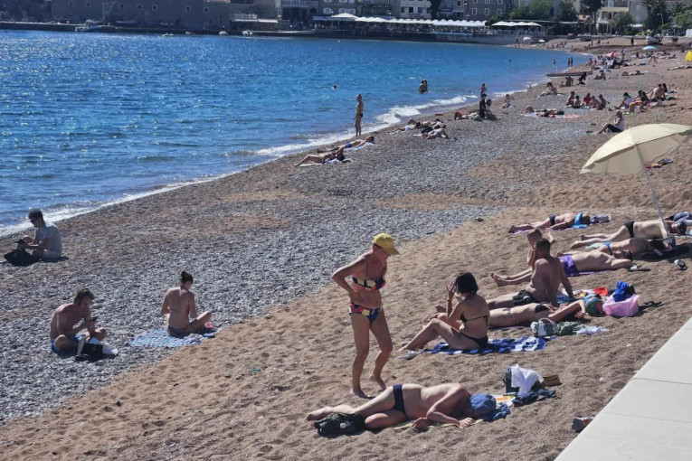 Prepune plaže gostiju iz Srbije, lagano kupanje u moru već 1. maja: Letnje slike stižu iz Petrovca, cene još uvek nisu paprene (FOTO)