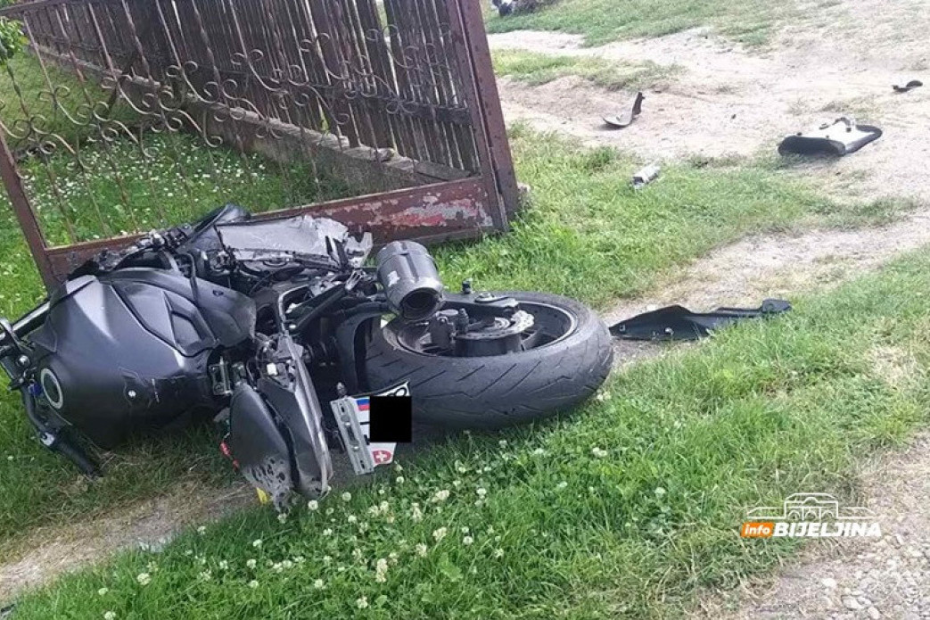Stravičan udes na Šabačkom putu: Motociklista se zakucao u kamion, motor smrskan!