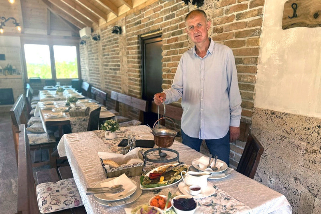 Milan vikendicu pretvorio u jedinstven restoran - služi se samo posna hrana, a sprema je jedan od najmlađih kuvara u Srbiji (FOTO)