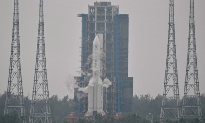 Kina lansirala raketu, otpočela istorijska misija: Sonda leti ka "tamnoj strani Meseca" (VIDEO/FOTO)