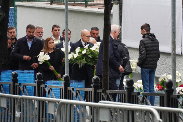 Premijer Vučević sa ministrima položio cveće i odao počast žrtvama "Ribnikara"