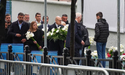 Premijer Vučević sa ministrima položio cveće i odao počast žrtvama "Ribnikara" (FOTO/VIDEO)