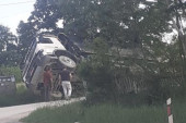 Prevrnuo se kamion u selu kod Čačka: Završio u kanalu, točkovi vise u vazduhu (FOTO)