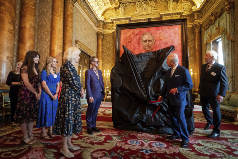 Portret kralja Čarlsa fascinirao sve: Prekriven je krvlju princeze Dajane, napravljen je u njeno ime