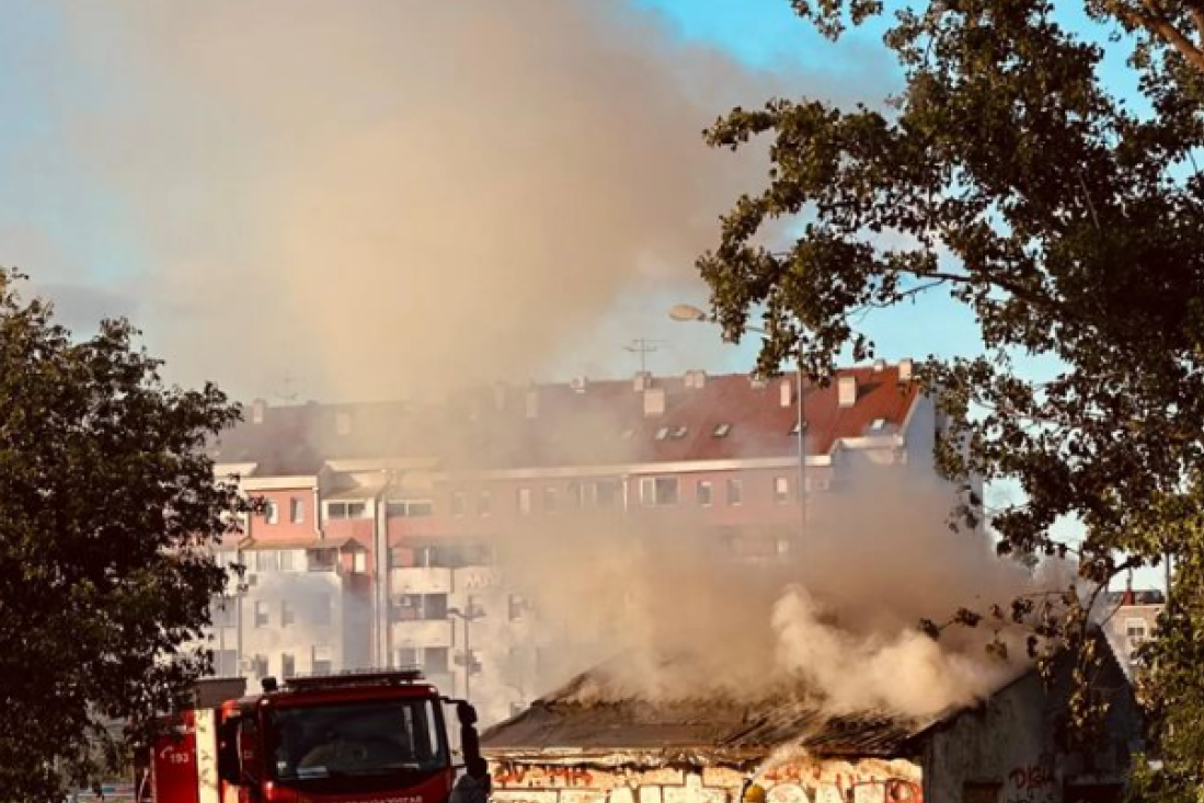Požar u Novom Sadu: Goreo krov zgrade pored pruge, celo naselje bilo pod dimom (FOTO/VIDEO)