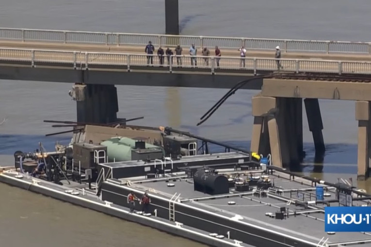 Novi incident u Americi: Barža udarila u most, izlila se nafta, blokiran saobraćaj! (VIDEO)