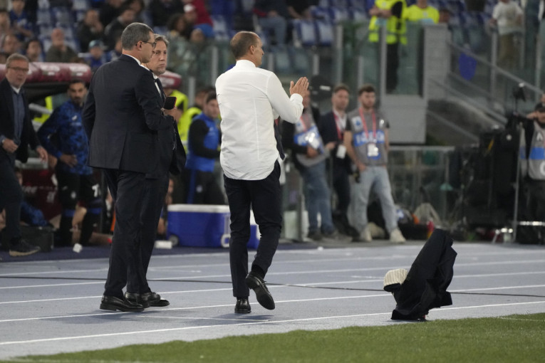 Trener i direktor Juventusa "u klinču" i to pred kamerama? Alegri je morao da objašnjava neprijatnu scenu (FOTO)