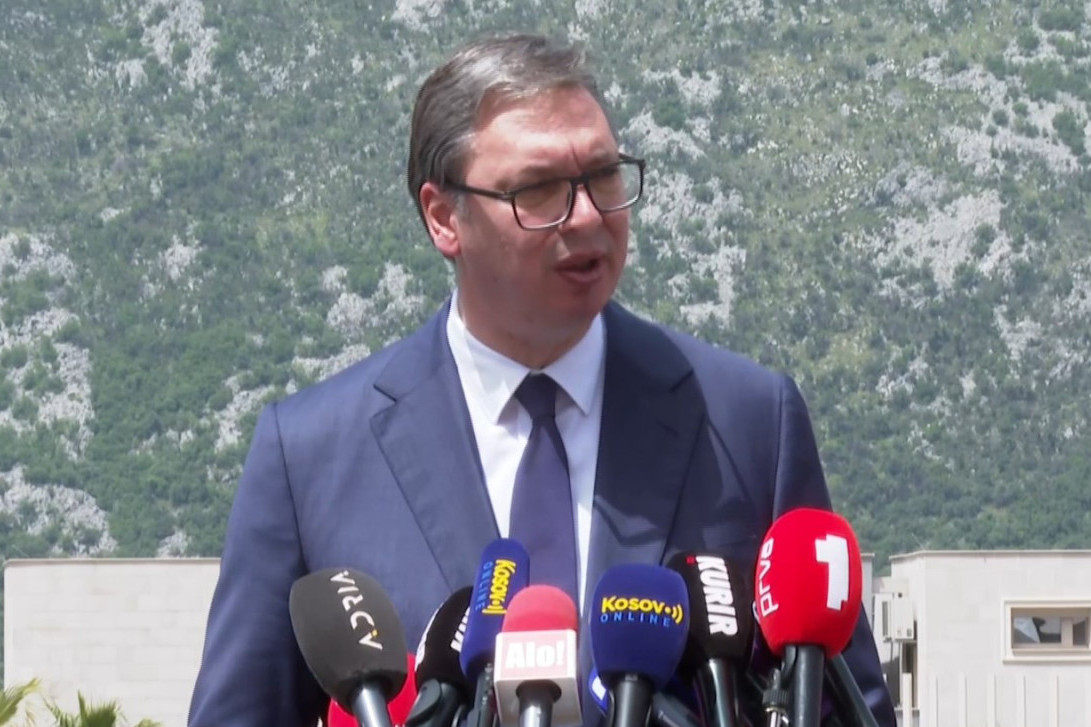 Moćna i ohrabrujuća poruka predsednika Vučića: Osvrnuo se na mučke napade na Srbiju, ali naglasio da ćemo žestoko braniti svetinju! (FOTO)