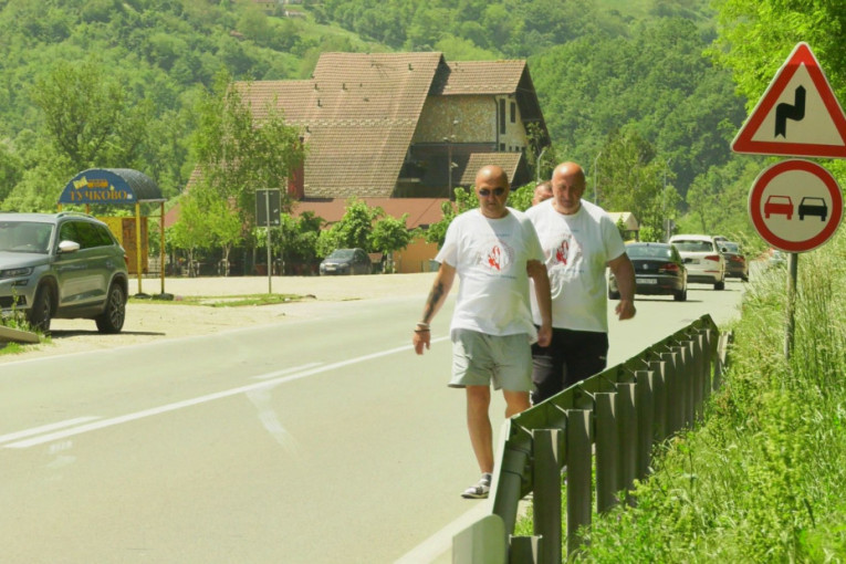 Igor, Novica i Ostoja krenuli peške od Romanije do Krfa: Dnevno prelaze oko 40 kilometara, a njihovo putovanje ima humanu misiju (VIDEO)