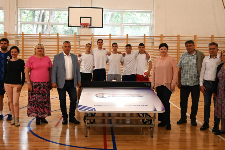 Predsednik opštine Novi Beograd uručio stolove za tekbol u 6 srednjih škola: Ali mlade sportiste očekuje još iznenađenja (FOTO)