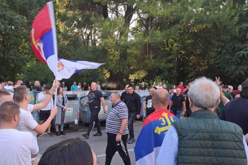 Kolone pristižu iz cele Crne Gore! Narod u Podgorici ustao protiv podrške sramnoj rezoluciji o Srebrenici: "Izdaja, izdaja"