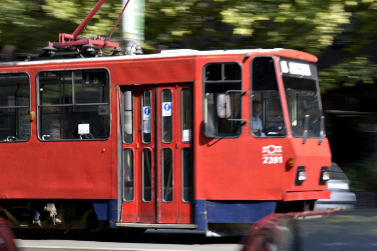 Saobraćajna nezgoda kod Sajma uspela da nasmeje Beograđane: Sudario se sa tramvajem pa ostao u čudu "otkud tramvaj na šinama" (VIDEO)