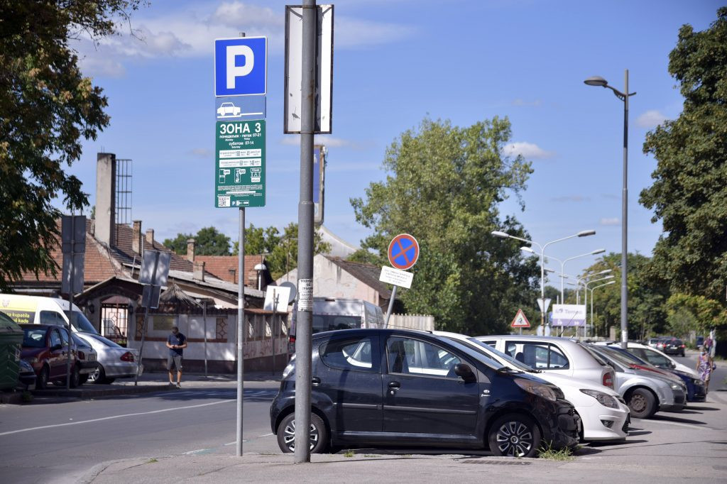 Smete li da ostavite automobil ispred tuđe kuće ako nema znaka zabrane? Zakon daje jasan odgovor