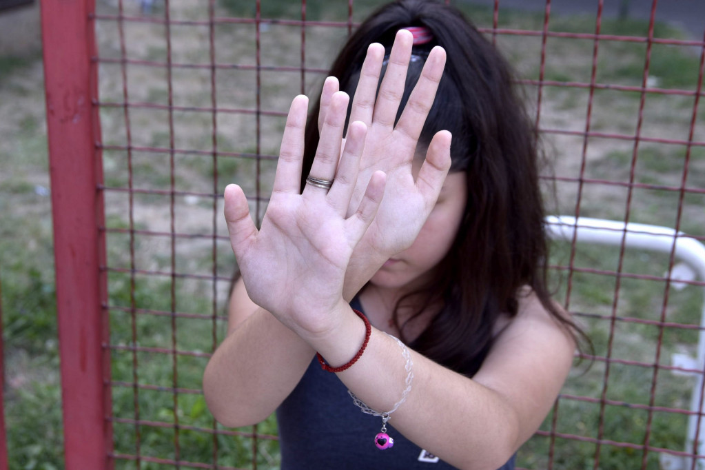 Skandal! Majka snimila direktorku škole kako tuče njenu ćerku: Dete je bilo prestravljeno (VIDEO)