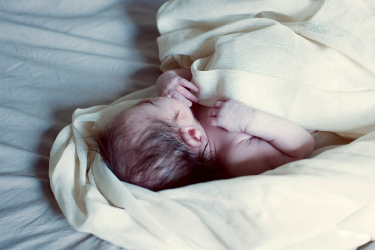 Oporavlja se dečak rođen u poljskom WC-u, otac tvrdi: Majka nije ni znala da je trudna