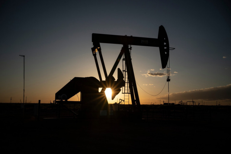 Lokdaun zaključao i rast cene nafte