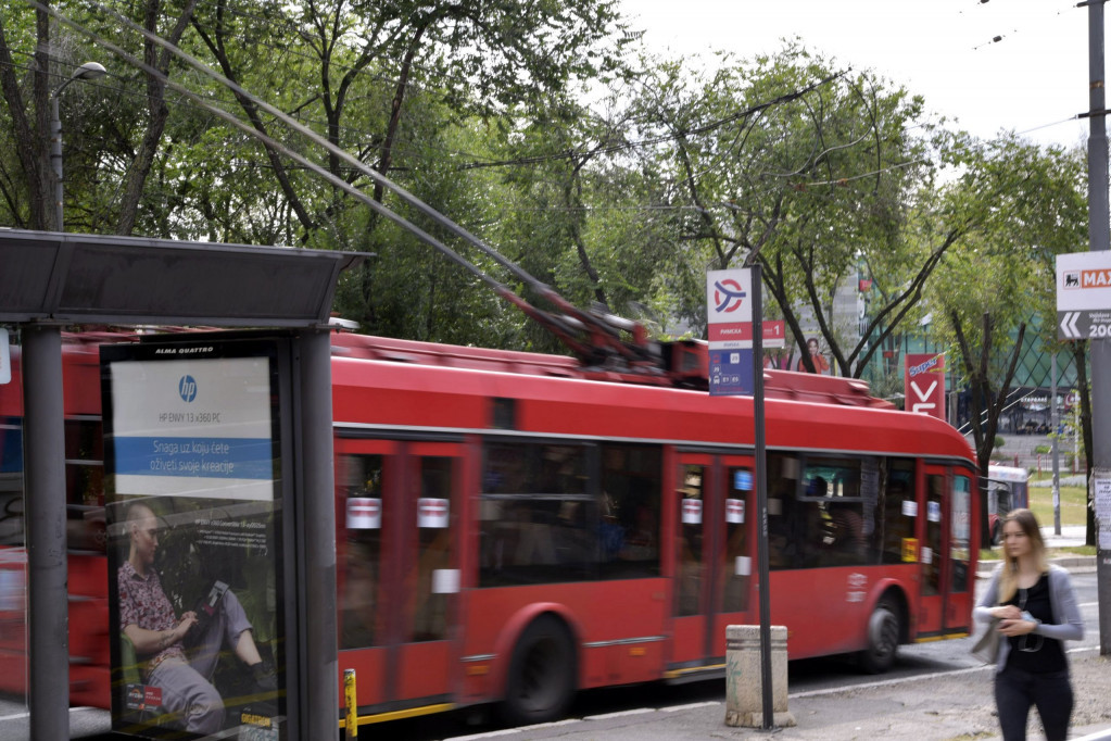 Nesreća na Dedinju: Dvoje dece na trotinetu udario trolejbus!