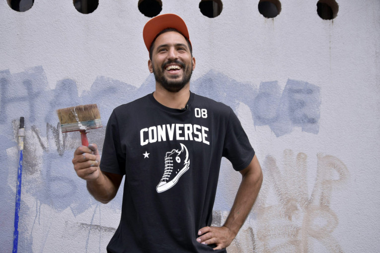 Jedan dan sa uličnim umetnikom Artezom: Murali koji su udahnuli dušu oronulim zgradama