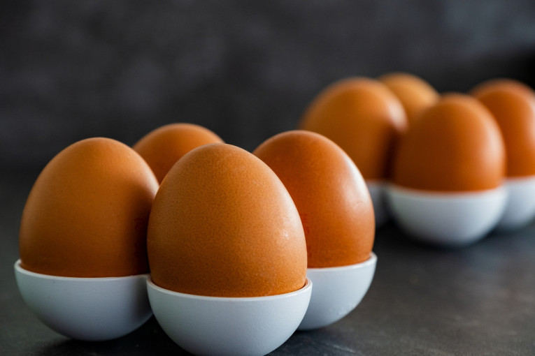 Brzo, jednostavno i bez ljuštenja: Jedna mama pokazala je najgenijalniji način da skuvate jaja (FOTO)