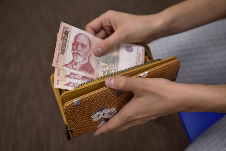 Rastu zarade: Prosečna majska neto plata 65.025 dinara