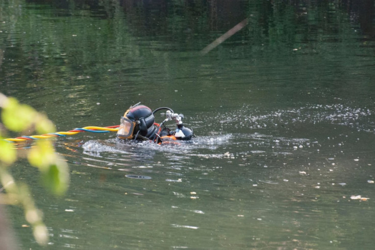 Skočio u vodu i nije izronio: Potraga za mladićem još traje u Mostarskom jezeru!