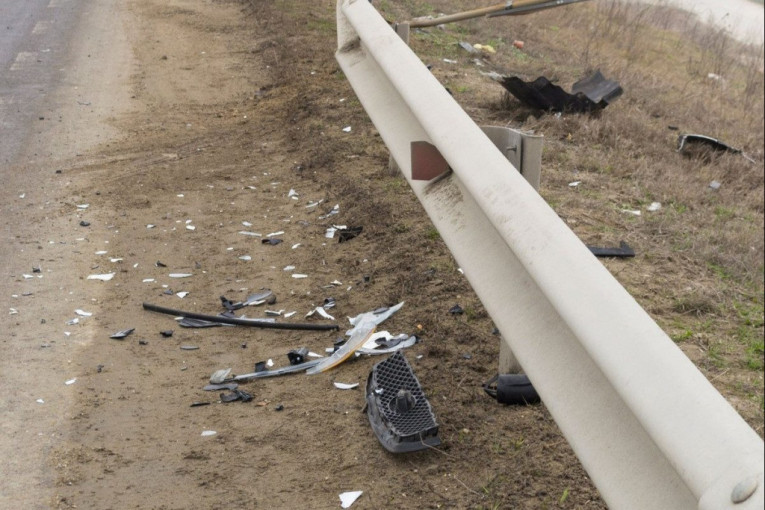 Žena poginula na licu mesta: Šleper prešao u suprotnu traku?