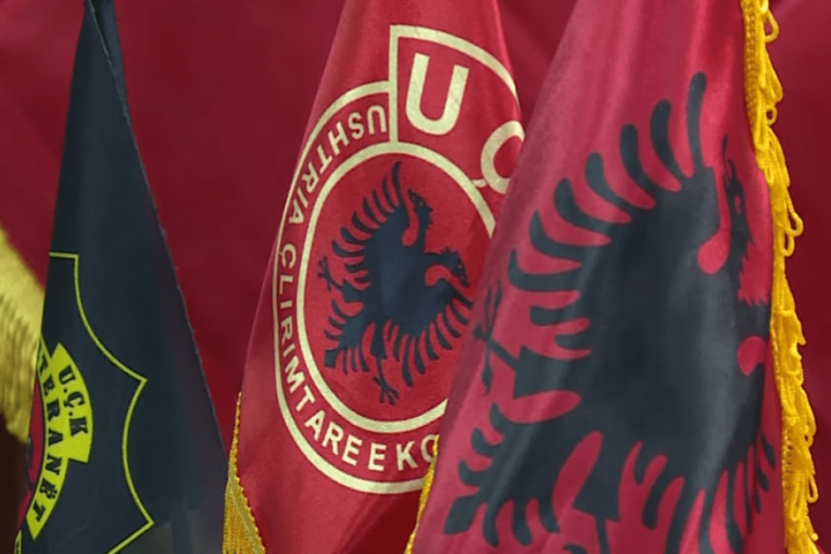 Skandalozno: Ambasadama tzv. države Kosovo stigao kontingent zastava sa grbom OVK!