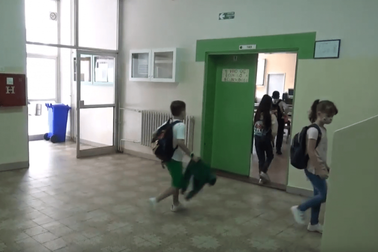 Haos u Zagorju: Antivakseri upali u školu, deca prestrašena, spremačica od šoka završila na hitnoj