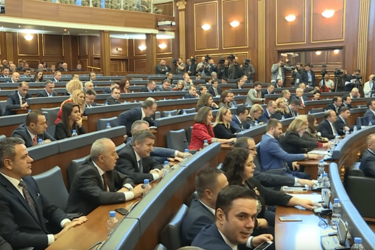 Tuča poslanika u kosovskoj skupštini, sednica prekinuta (VIDEO)