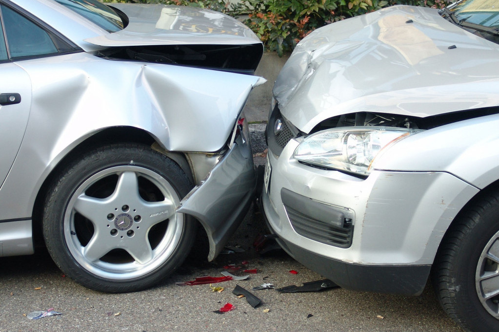 Saobraćajna nesreća u Železniku: Direktan sudar dva automobila