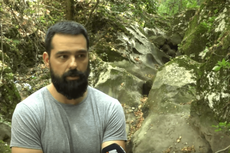 Planinar ispričao kakvu je scenu zatekao u Zaječaru: Snimci ljudskih kostiju koje su pronađene isped pećine (VIDEO)