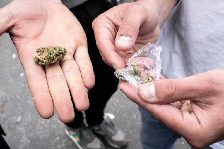 Uhapšen diler iz Novog Sada: “Pao” sa skoro dva kilograma marihuane