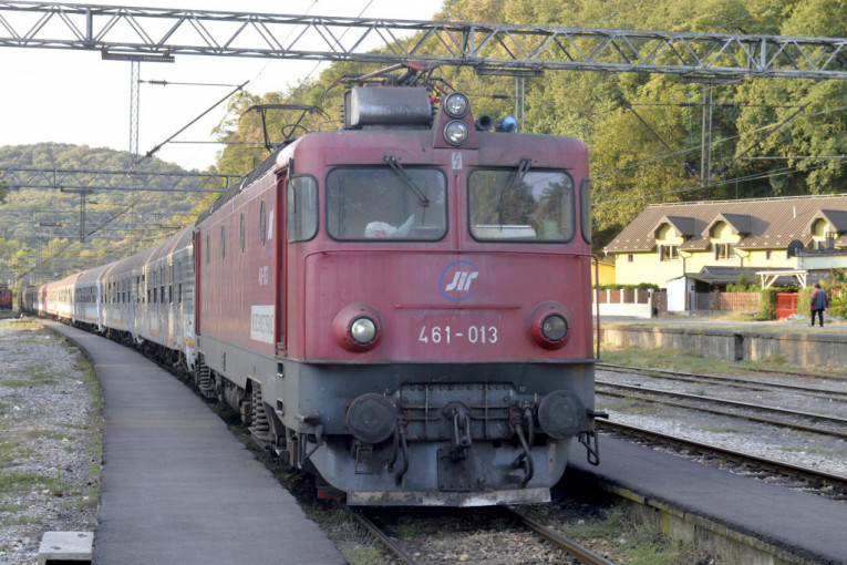 Tri osobe kamenovale voz u Krnjači, mašinovođa povređen
