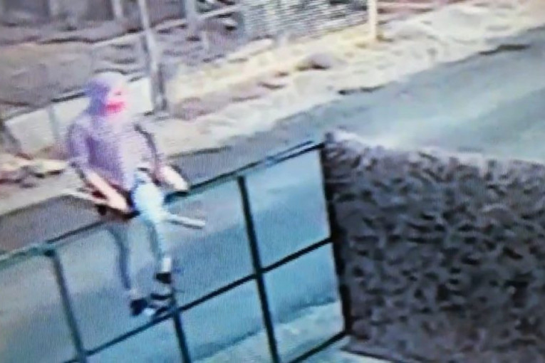 Leskovčani u strahu: Maskirani mladić sa palicom danima posmatra prolaznike i unosi im se u lice (VIDEO)