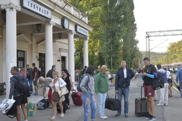 Pun voz iz Bara stigao u Beograd: Građani poslušali nove mere (FOTO)
