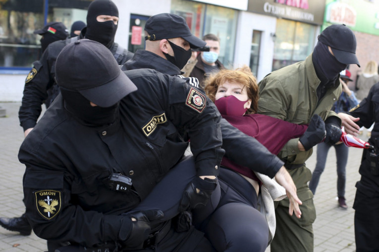 Održan ženski marš u Minsku: Uhapšeno više od sto demonstranata (FOTO+VIDEO)