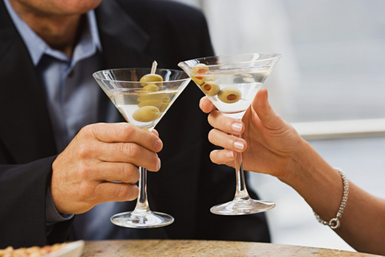 Muškarci zbog Bonda piju martini, a evo koje koktele nikad ne naručuju u javnosti