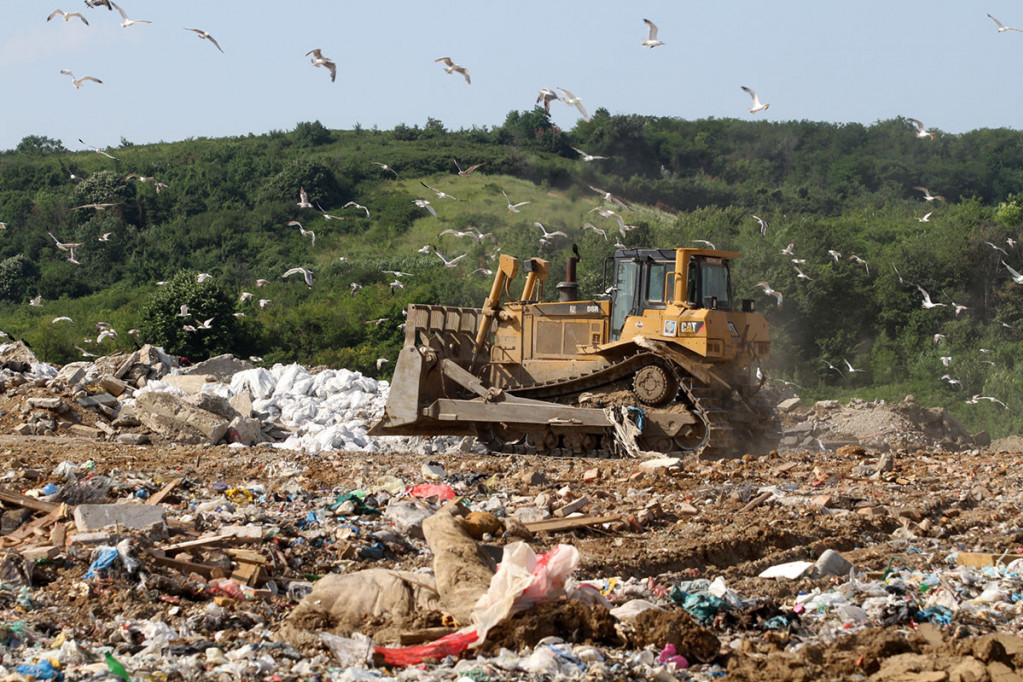 Za čistiji Beograd: Uklonjeno 200 kubika otpada sa deponije na Bežanijskoj kosi