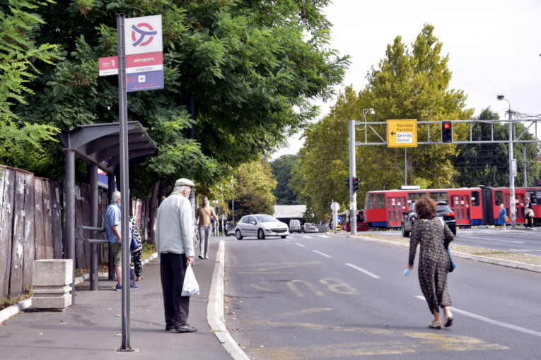 Pametno stajalište u Ovči: Putnici čekaju autobus u "blatu do kolena" (FOTO)